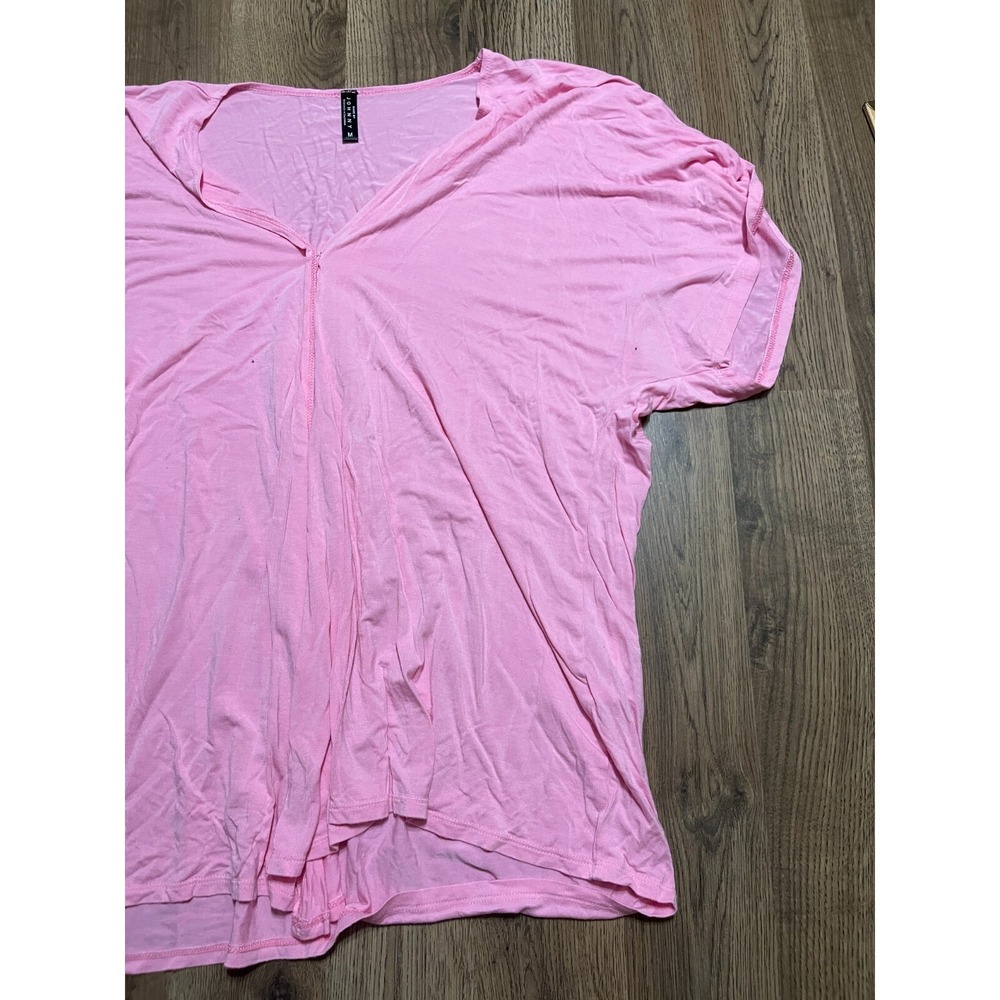 BY JOHNNY Shirt, Women's Size Medium, Pink, V-neck, Short Sleeve - Picture 3 of 9